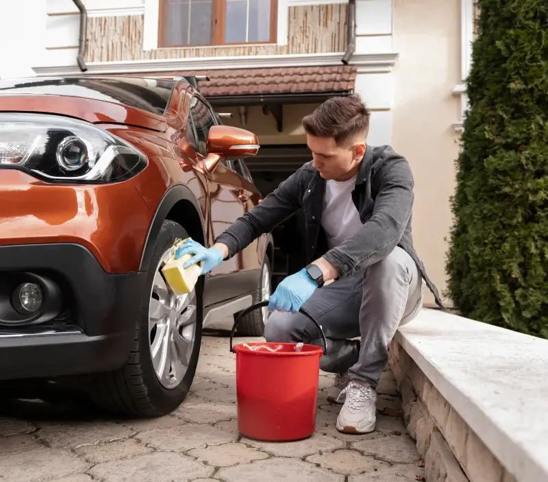 Lavage auto à domicile Budelière : professionnel intervenant sur un véhicule